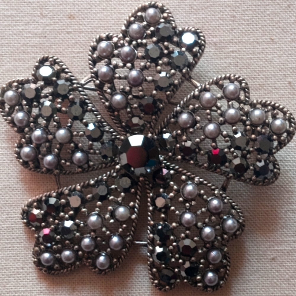 Brooch - Picture 1 of 3